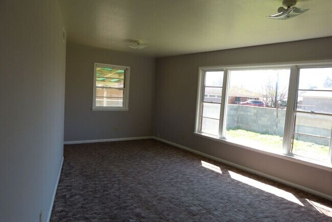 Building Photo - Nice three bedroom!
