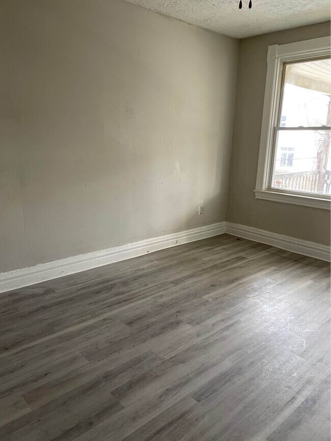 Building Photo - 354 3rd St