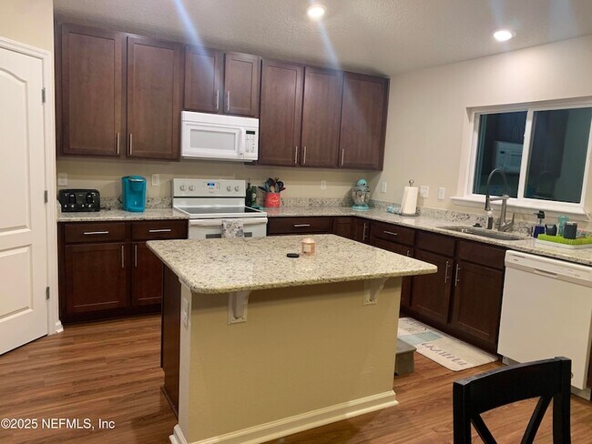 Foto del edificio - 13346 Avery Park Ln