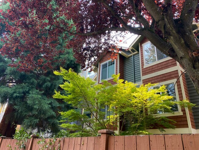 3-story townhouse, corner unit - 121 21st Ave E