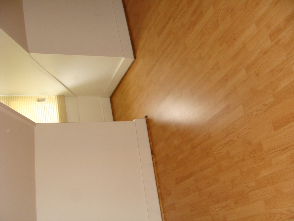 Foto del edificio - 3 Bedroom 2nd & 3rd Floor Apartment Near R...