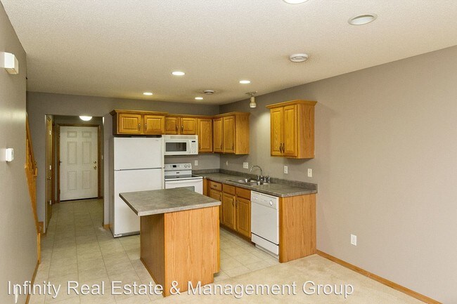 Building Photo - 626 S Pointe Ct SW