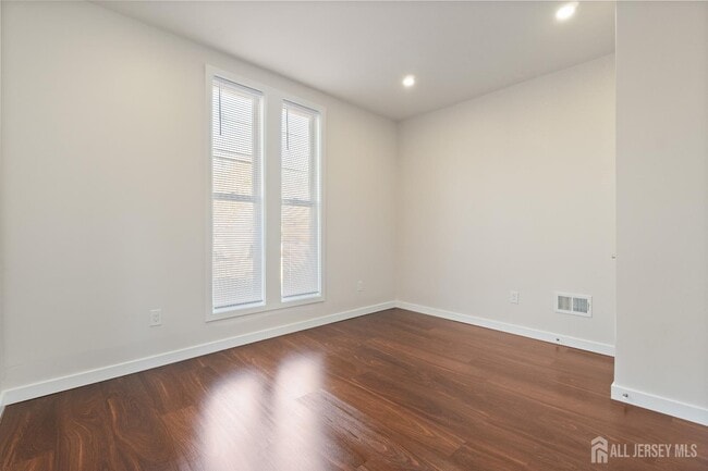 Building Photo - 826 George St