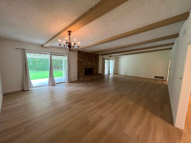 Building Photo - LOCATION! 3+2 on large, cul-de-sac lot, MU...