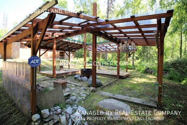 Building Photo - Secluded 3 Bedroom Ranch Home w/ Plenty of...