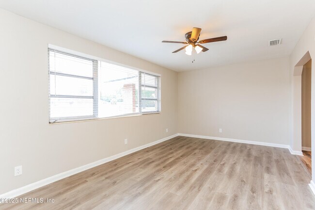 Foto del edificio - 6603 Syringa Ln