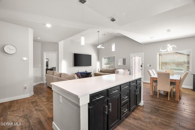 Foto del edificio - 14820 Mike a Mendoza Ave