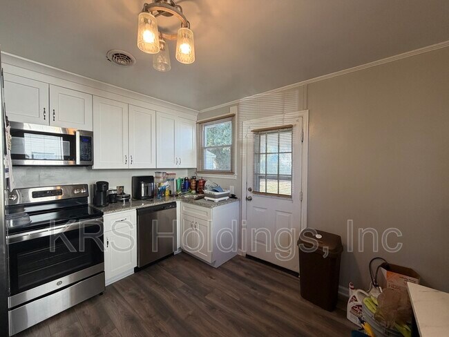 Foto del edificio - 2803 Rosalee Dr