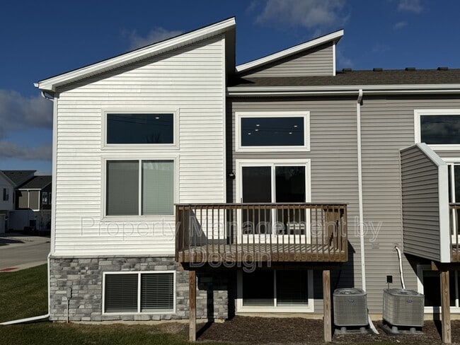 Building Photo - 9788 Crestview Dr