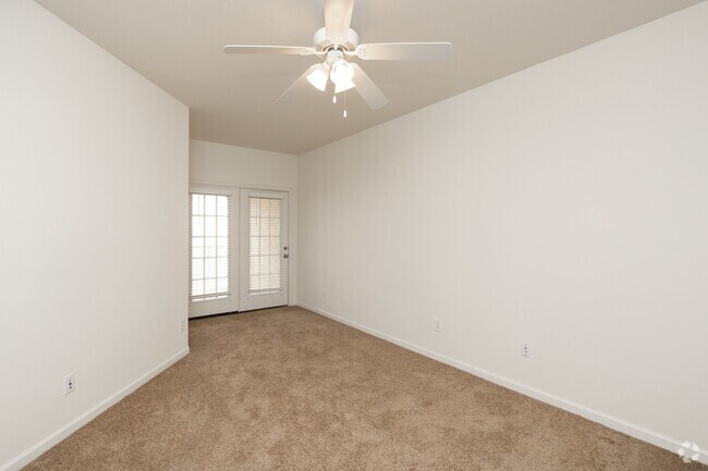 The Plantation - 3 habitaciones, 2 baños - 1756 pies cuadrados - Dormitorio principal - Legacy Oaks at Spring Hill Apartments