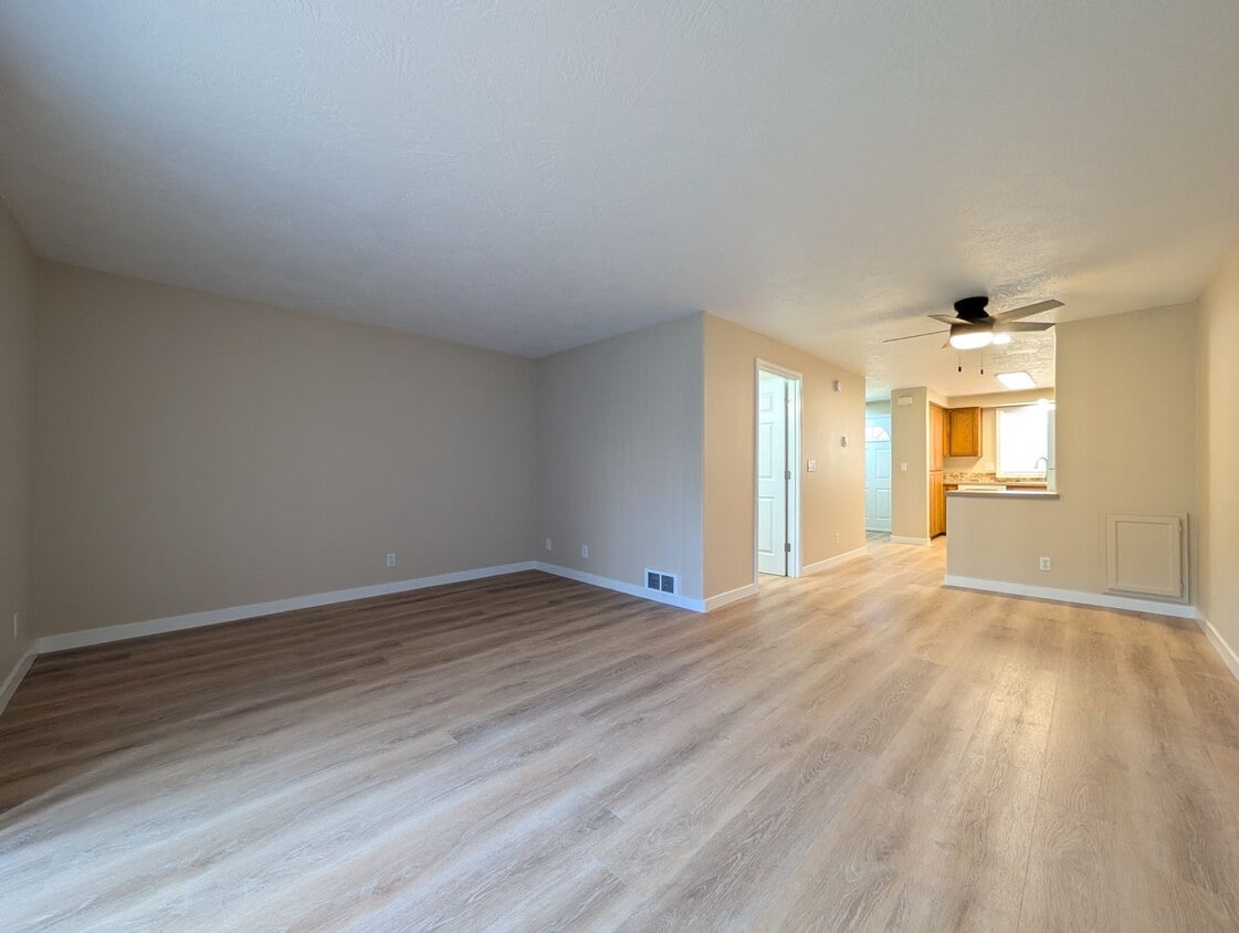 Foto principal - Large 2 Bedroom Condo in Sunset Meadows - ...