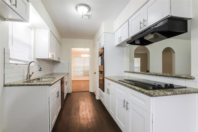 Building Photo - 5250 Royal Oak Dr