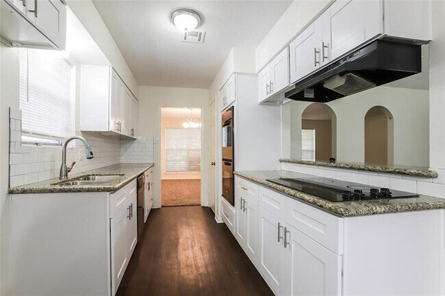 Foto del edificio - 5250 Royal Oak Dr