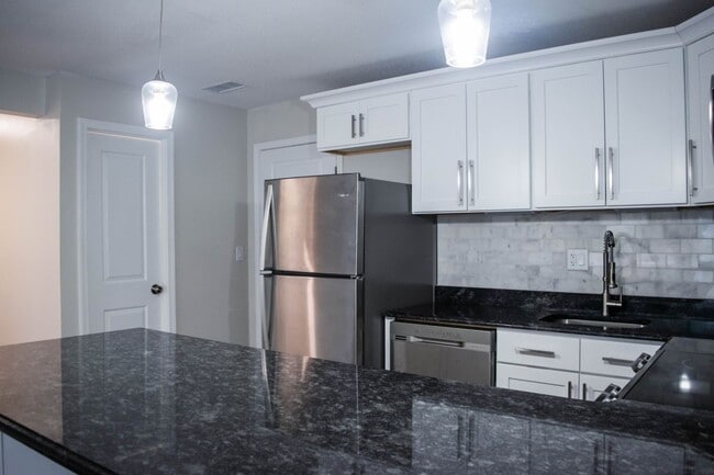 Building Photo - Renovated Condo w/ Off-Street Parking and Laundry!
