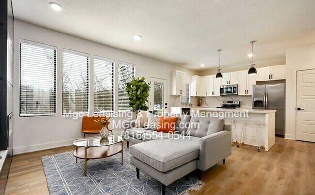 Foto del edificio - Spacious Duplex with Partially Finished Walkout Basement- Available in January!