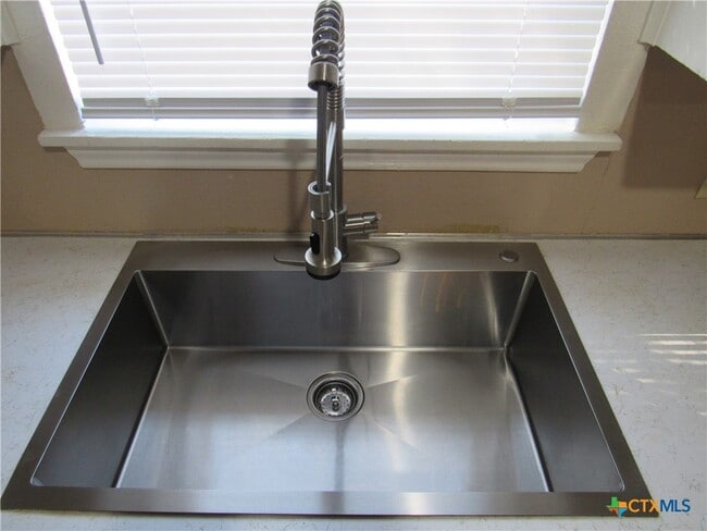 Foto del edificio - 1002 Duncan Ave