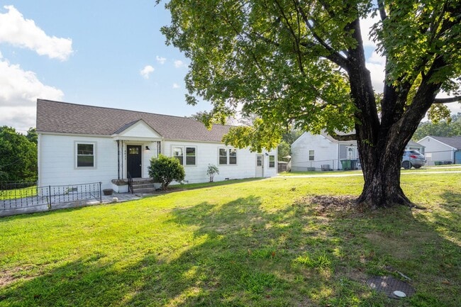 Foto del edificio - Huge 3 Bed/2 Bath Home