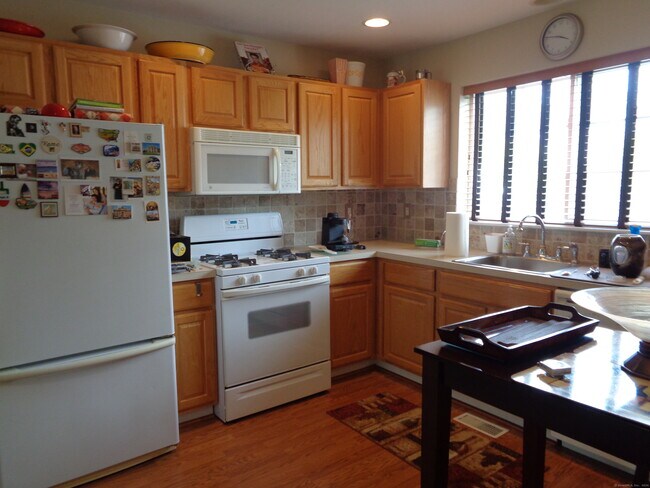 Foto del edificio - 560 Silver Sands Rd