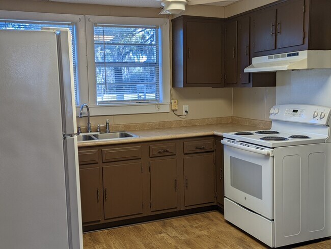 Foto de la cocina n.° 2 - 804 N Maple St