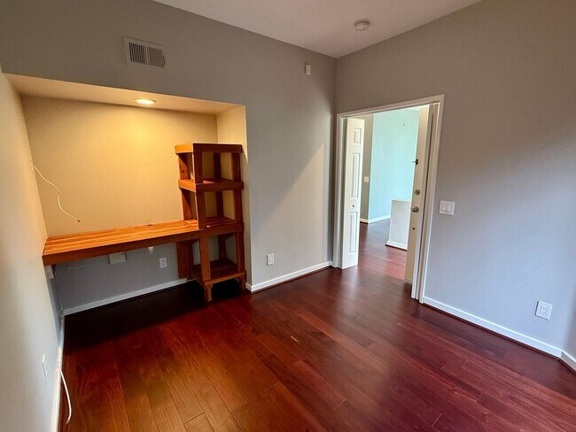 Foto del edificio - 4 bed, 3 bath Townhouse in Gated Community...