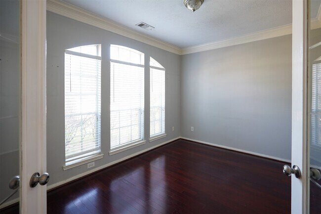 Foto del edificio - 2403 Blue Shadow Dr