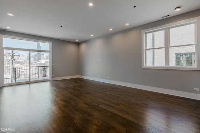 Building Photo - 562 W 18th St