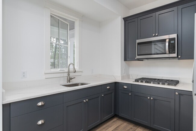 Building Photo - 204 Hunting Lodge Rd