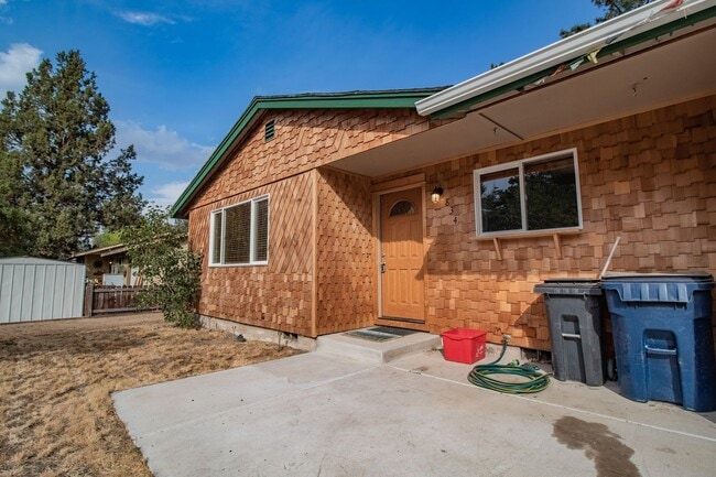 Building Photo - Darling single level 3 bedroom 1 bath, large fenced backyard, single car garage