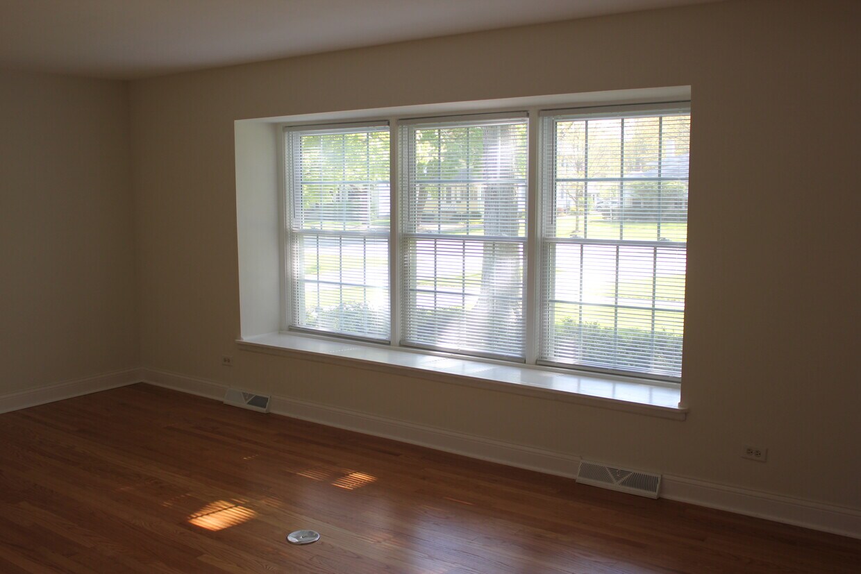 Front room 19' X 11' - 508 Anderson Blvd
