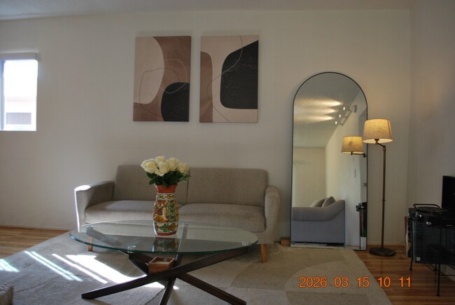 Living room - 612 N Louise St