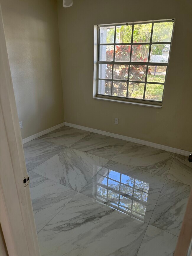 Foto del edificio - 4909 N Darby Ave