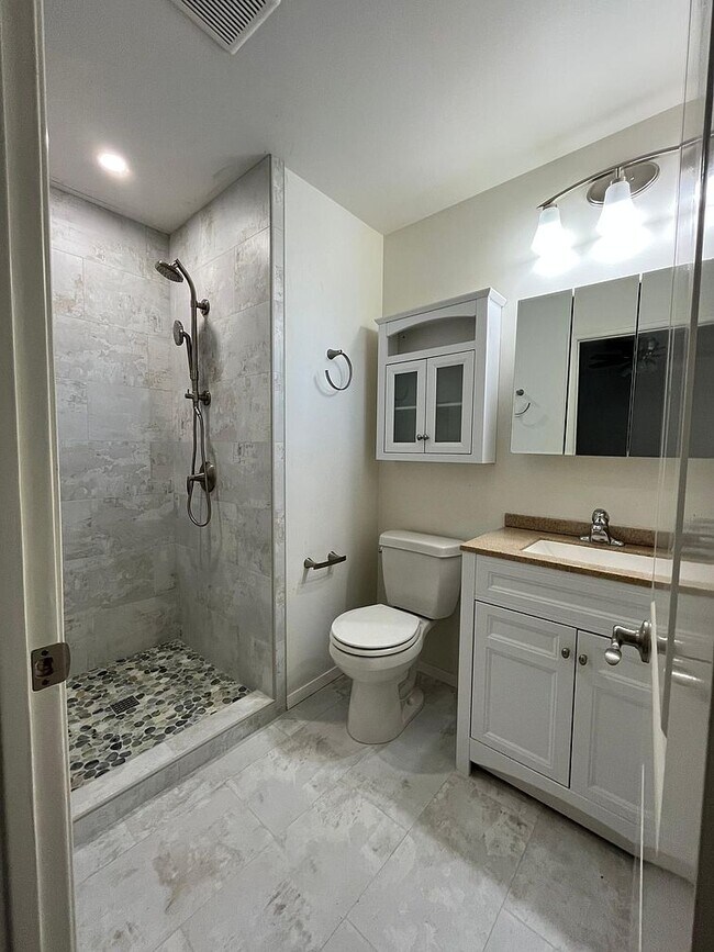 Building Photo - 135 Seacliff Dr