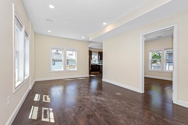 Foto del edificio - 72 Stanley Ave