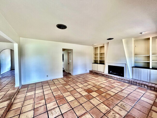 Building Photo - 611 Wilshire Pl