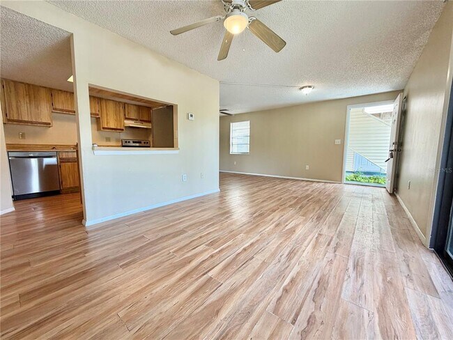 Foto del edificio - 129 Camphor Cir