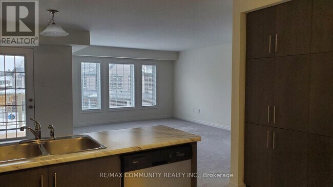 Photo du bâtiment - 755-755 Linden Dr