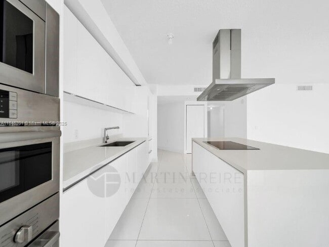 Building Photo - 300 Sunny Isles Blvd