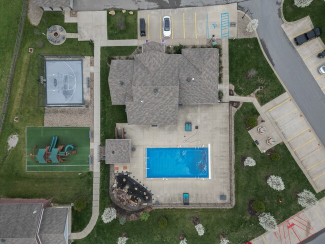 Walking Distance to playground, pool tennis courts - 504 Persimmon Ln