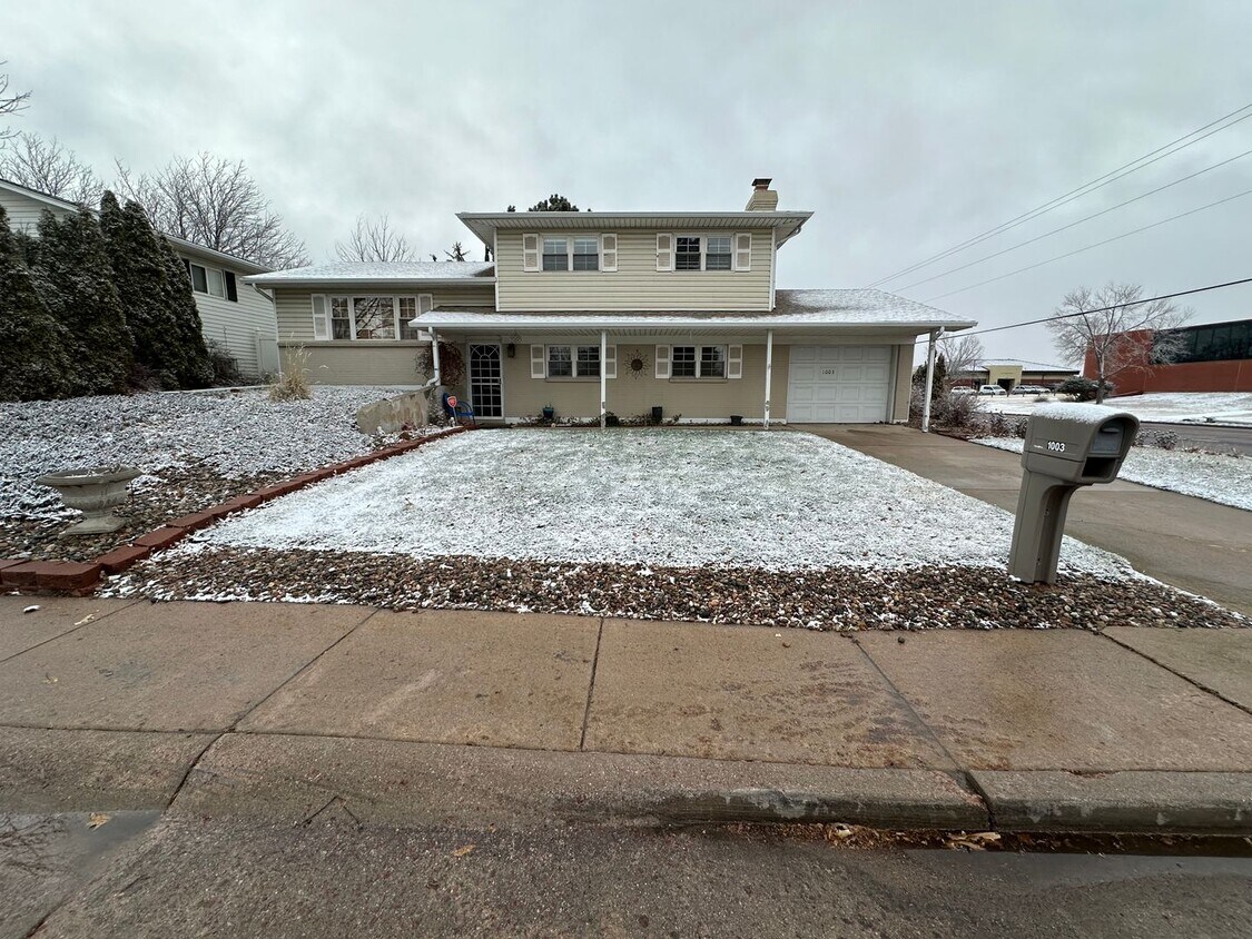 Foto principal - ADORABLE 4 BEDROOM HOUSE LOCATED CLOSE TO ...