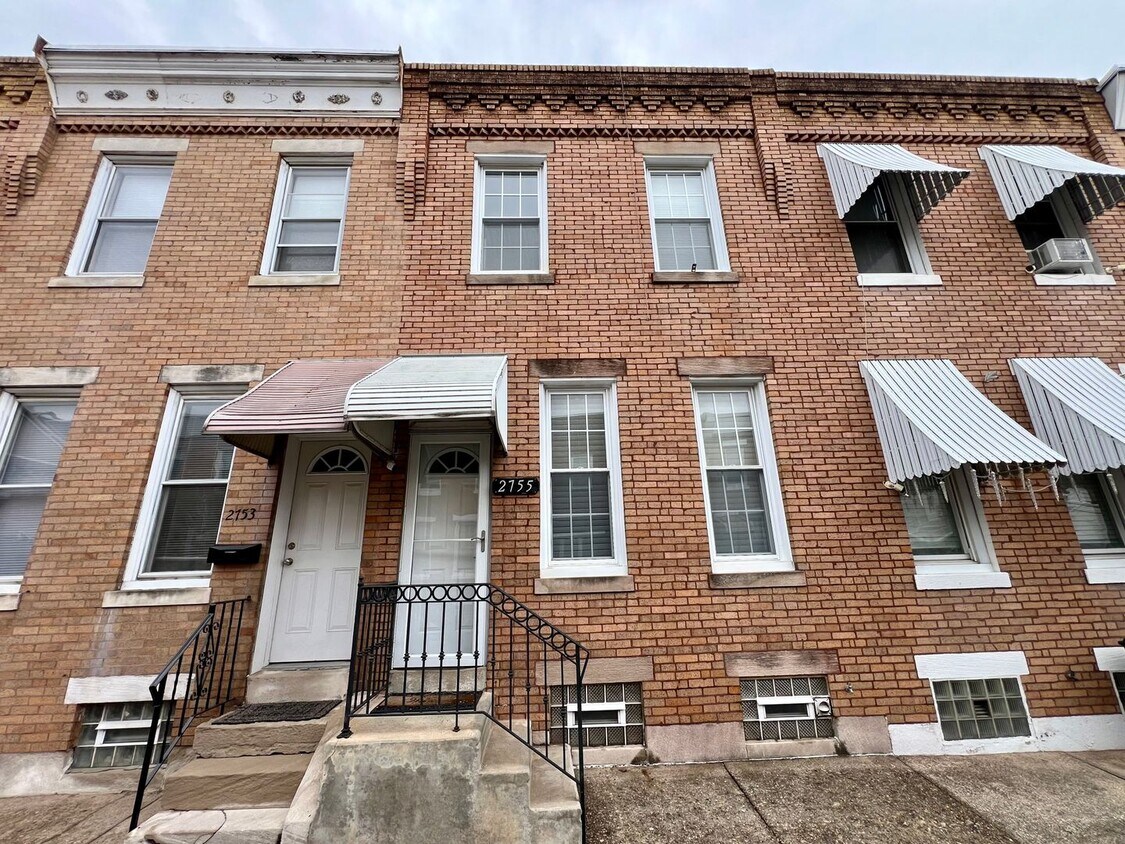 Foto principal - Stunning 2-Bedroom Townhome with Partially...