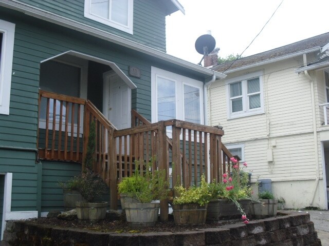 Building Photo - 928 Pleasant Ave