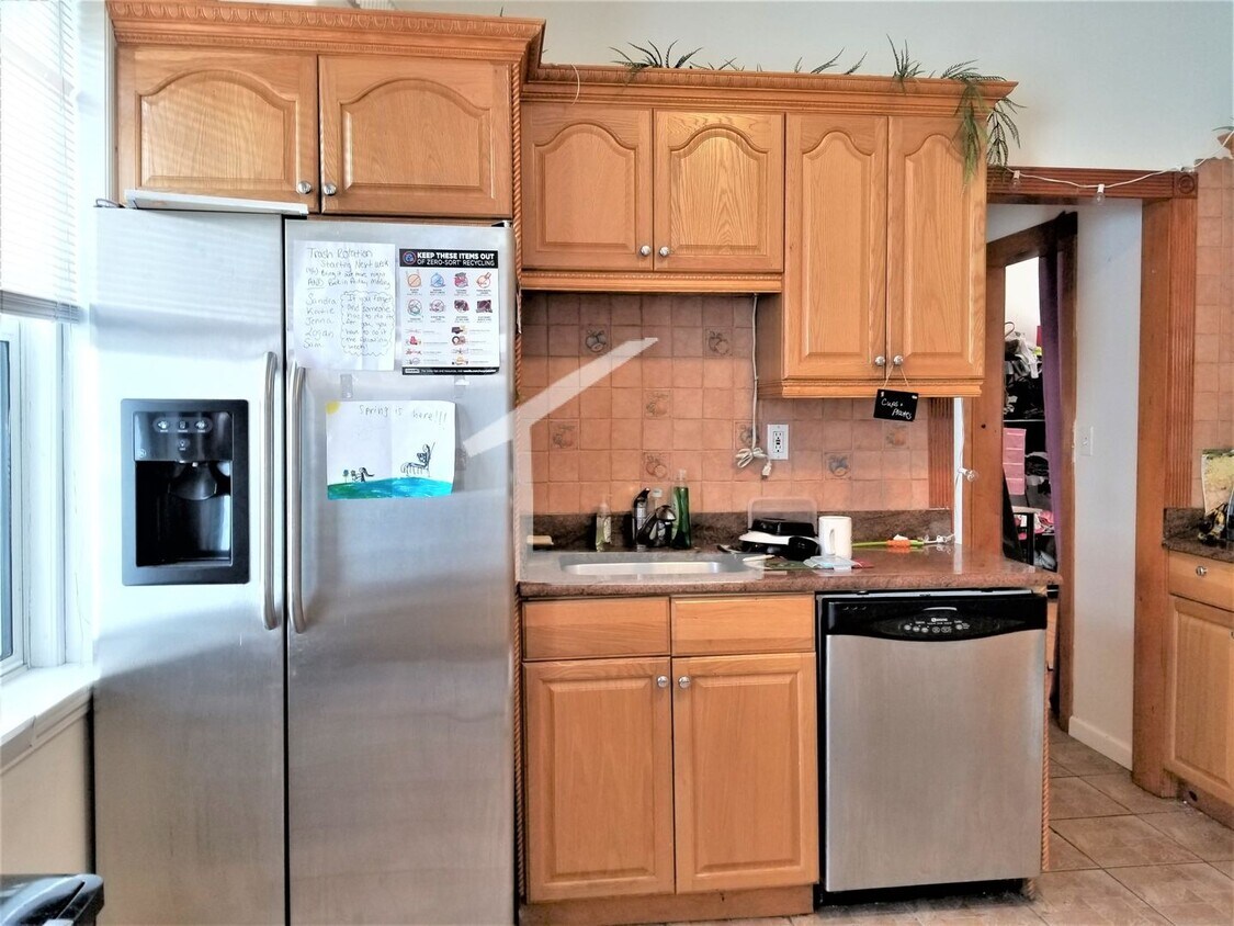 Primary Photo - 3 bed. 1.5 bathrooms in Lower Allston, Lau...
