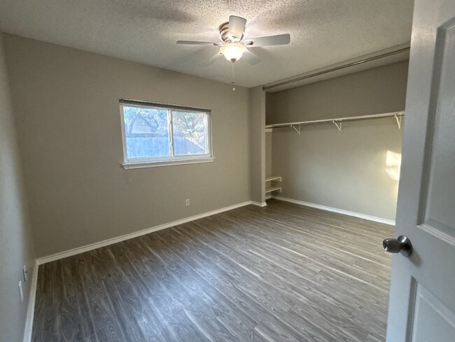 Foto del edificio - 8343 Morning Grove