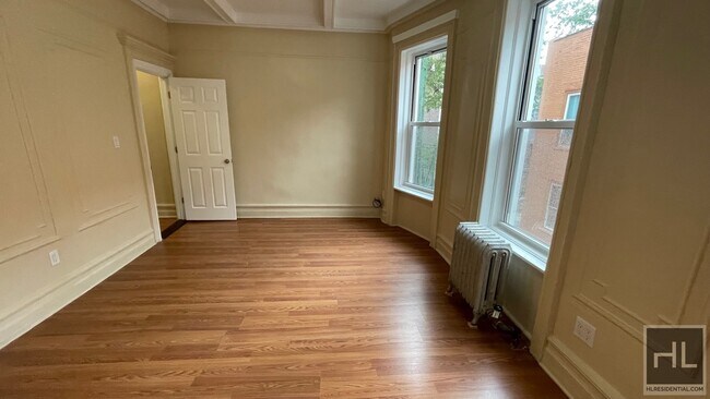 Building Photo - FRESHLY GUT RENOVATED LARGE 4 BEDROOMS /2 ...