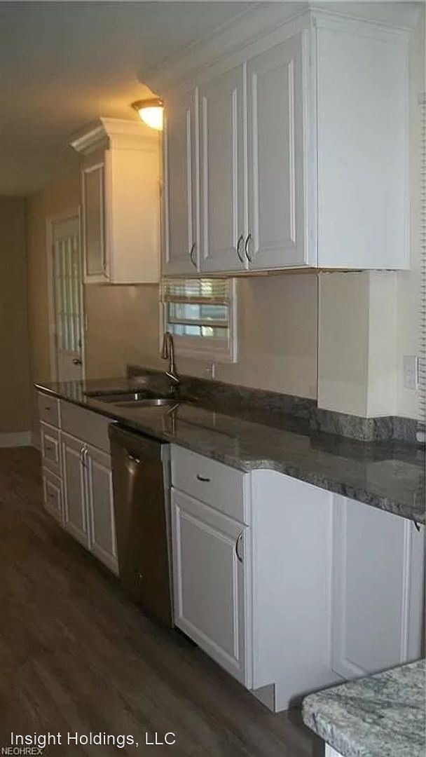 3 br, 1.5 bath House 5216 Lynd Ave