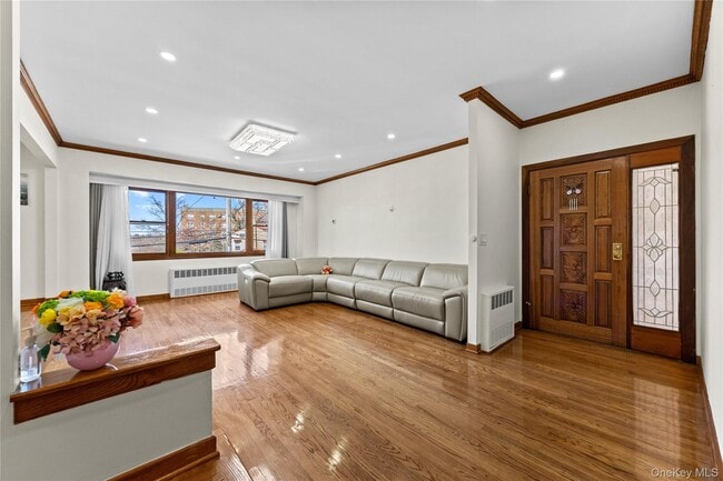 Foto del edificio - 45-76-76 Browvale Ln