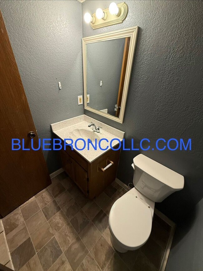 Foto del edificio - Spacious 3 bedroom townhome with attached 1 car garage