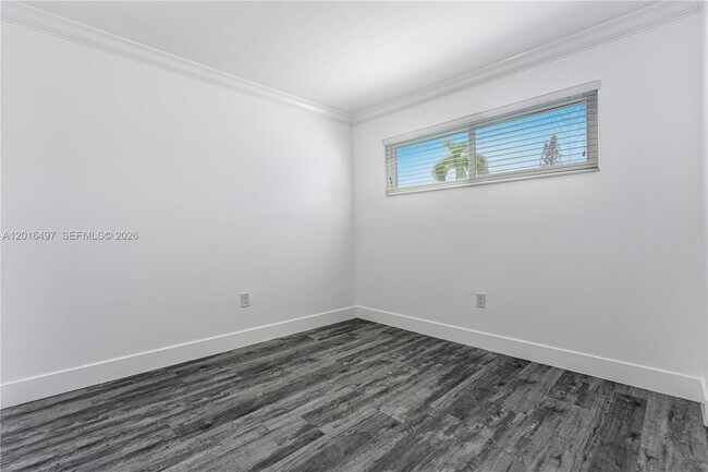 Foto del edificio - 8340 Harding Ave