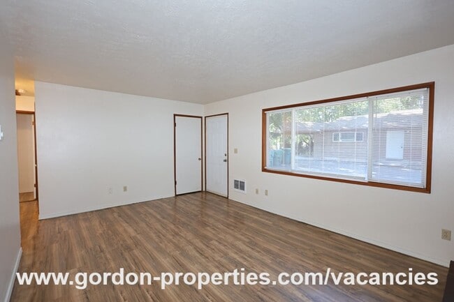 Foto del edificio - SE Green Vista Dr - Milwaukie 2 bedroom duplex with fireplace