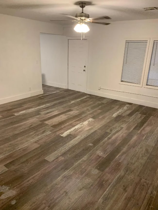 Foto del edificio - Beautifully Redone 2 Bedroom House! Available for a 5/1 Move In!!! *Updated Photos to Come*
